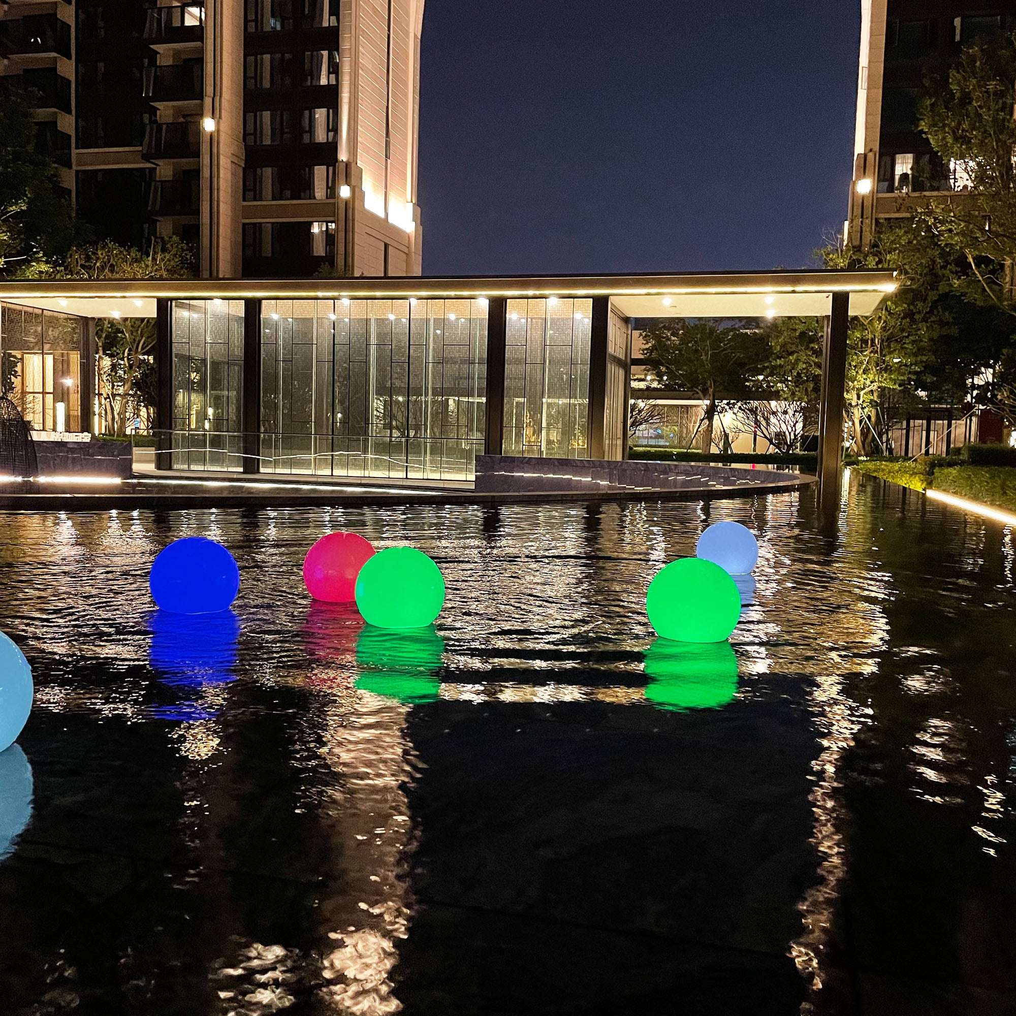 Comment éclairer ma piscine à l'aide de lampes flottantes solaires ?